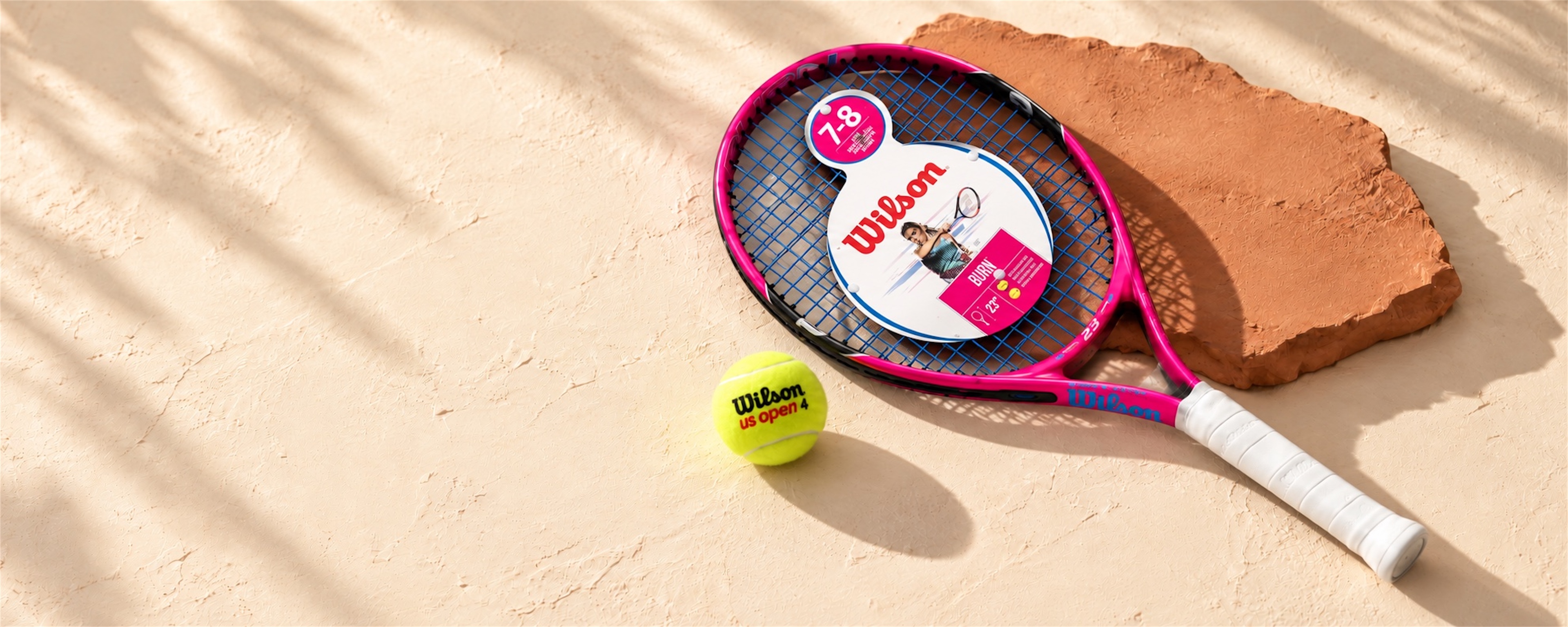Meteorlar ekipman koleksiyonu — pembe Wilson raket ve tenis topu.